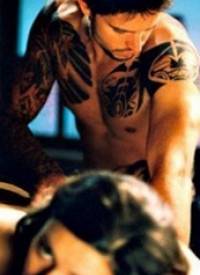 《纹身师》电影中人物身上的半甲纹身图片