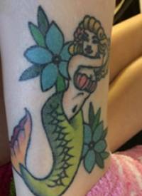 纹身美人鱼 女生脚踝上美人鱼和花朵纹身图片