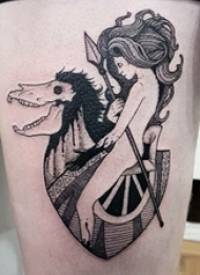 大腿纹身传统 女生大腿上马和人物纹身图片