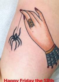 纹身手臂内侧女  女生手臂上蜘蛛和手纹身图片