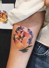 九尾狐狸纹身图片  女生手臂上彩绘的狐狸纹身图片