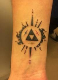 几何元素纹身 男生手臂上三角形和圆形纹身图片