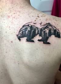 后背纹身男 男生后背上山脉和熊纹身图片