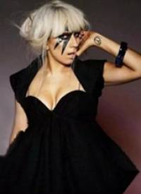 反战标志纹身  Lady Gaga手臂上黑色的反战标志纹身图片