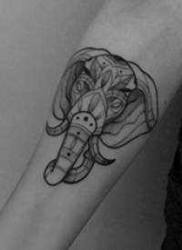 神象纹身 男生手臂上黑灰的大象纹身图片