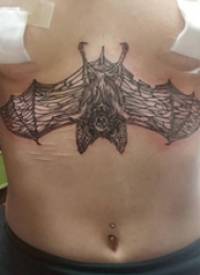 女生胸下纹身 女生胸下黑色的蝙蝠纹身图片