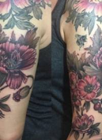 罂粟纹身  女生大臂上彩绘的罂粟纹身图片