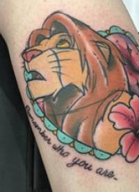 动画狮子王纹身 女生小腿上花朵和狮子王纹身图片