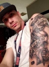 玫瑰纹身图  男生大臂上玫瑰和英文纹身图片