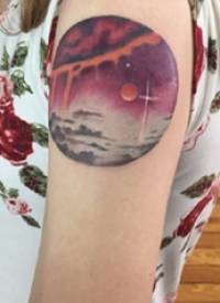 纹身星球 女生大臂上彩色的星球纹身图片
