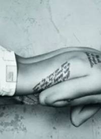 国际纹身明星   Megan Fox后背上黑色的英文纹身图片