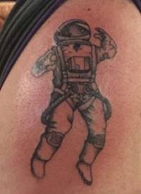 大臂纹身图 男生大臂上宇航员纹身图片