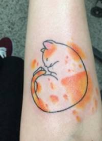 手腕纹身小图 女生手腕上可爱的猫咪纹身图片