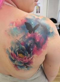 纹身后背女 女生后背上蝴蝶和花朵纹身图片