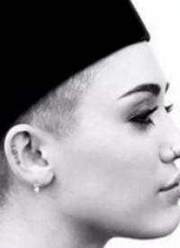国际纹身明星  Miley Cyrus耳朵上黑色的英文纹身图片