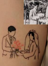纹身照片 女生大臂上彩色的情侣结婚照纹身图片