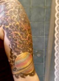 纹身星球  女生手臂上彩绘的星球纹身图片