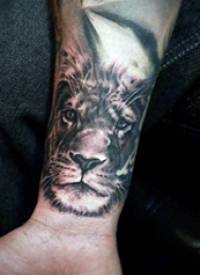 狮子王纹身   抽象与线条结合的狮子王纹身图案
