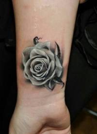 玫瑰纹身图  娇艳欲滴的玫瑰花纹身图案