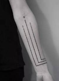 直线纹身图：一组9张简约线条组成的纹身图案欣赏