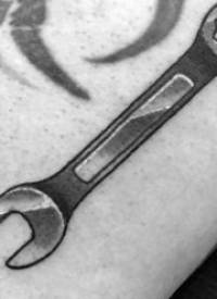 纹身工具   10张实用而又轻巧的扳手纹身图案