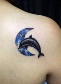 纹身海豚   多款灵动而又可爱的海豚纹身图案
