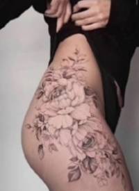 大腿素花纹身 女士大腿处性感的素花纹身图片