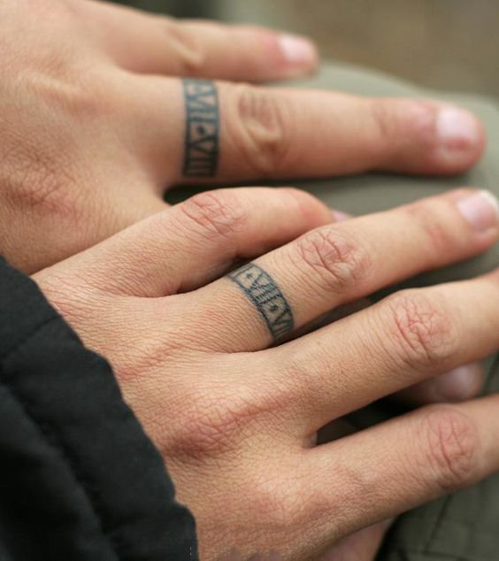 一组独特的手指情侣纹身图片