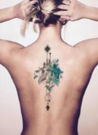 女生后背脊柱上的一组小清新纹身作品图片