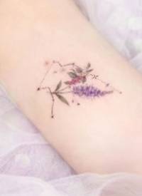 女生小清新的9张漂亮花朵纹身图片