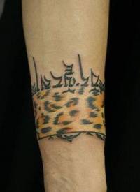 手臂好看的豹纹臂环纹身图案