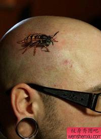 男人头部经典的小蜜蜂纹身图案