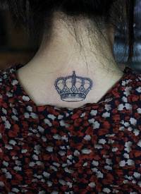女人脖子背部的心形纹身_脖子纹身图案大全_纹身图吧