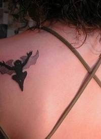 女生背部个性3D蝙蝠侠黑白纹身图案图片_3D纹身图案大全_纹身图吧