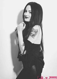 女生背上创意黑白花与树纹身_黑白纹身图案大全_纹身图吧