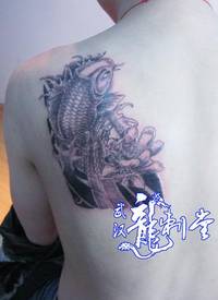 满背鲤鱼纹身 武汉最好的纹身店_鲤鱼纹身图案大全_纹身图吧