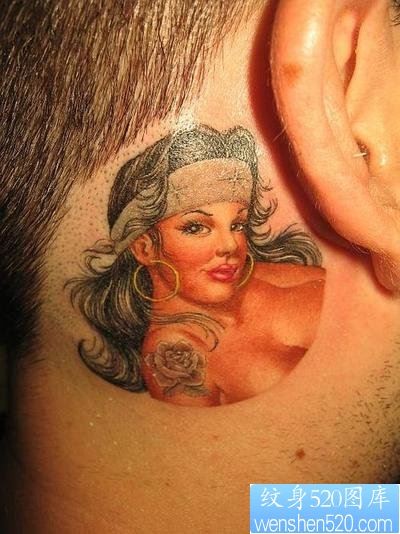一款耳后女郎纹身图案