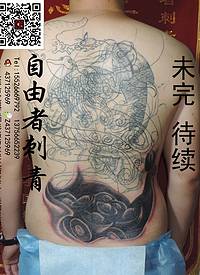 前胸大型鲤鱼图案割线纹身工艺展示从纹身的轮_鲤鱼纹身图案大全_纹身图吧
