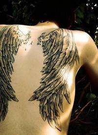肩胛骨上展开的翅膀纹身图看到这双翅膀纹身我_翅膀纹身图案大全_纹身图吧