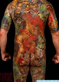 来自香港纹身圈的一幅潮流精美的半甲水墨鲤鱼_鲤鱼纹身图案大全_纹身图吧