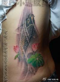 背部好看的彩色鲤鱼纹身图片_鲤鱼纹身图案大全_纹身图吧