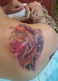 腿部精美的彩色鲤鱼纹身图片_鲤鱼纹身图案大全_纹身图吧