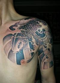 肩部一条大气的鲤鱼纹身图案_鲤鱼纹身图案大全_纹身图吧