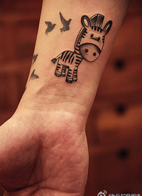 手性感的手指纹身图案_手臂纹身图案大全_纹身图吧