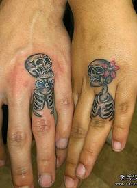 一款女性手指小胡子纹身图案_手臂纹身图案大全_纹身图吧