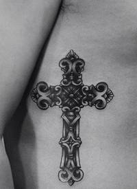 颈部小巧的十字架字母纹身_十字架纹身图案大全_纹身图吧