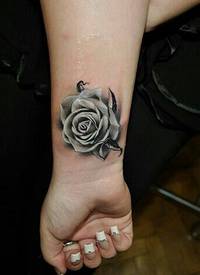 分享一款潮流唯美的手背玫瑰花纹身图案_玫瑰花纹身图案大全_纹身图吧