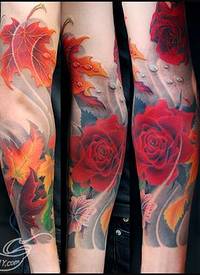 女生后背唯美经典的黑灰玫瑰花与怀表纹身图案_玫瑰花纹身图案大全_纹身图吧
