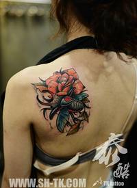推荐一款美女颈部玫瑰花纹身图案_玫瑰花纹身图案大全_纹身图吧