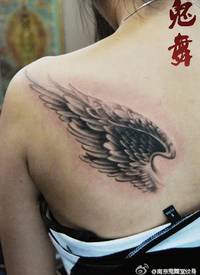 肩膀处时尚潮流的黑灰爱心翅膀纹身图案_翅膀纹身图案大全_纹身图吧